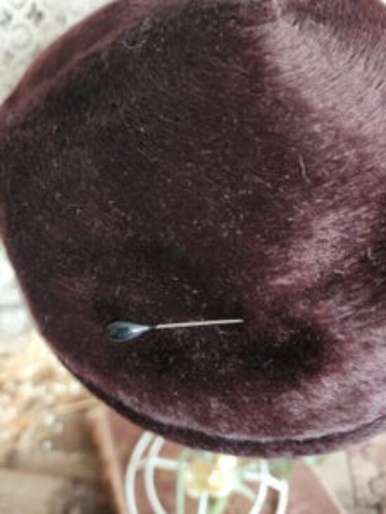 Vintage 1940s 1950s Hat, Jaccard Exclusive Brown Felt Pillbox with Brooch and Ha main image 5